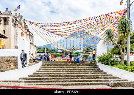 San Juan del Obispo, Guatemala - 24 juin 2018 : Église catholique décorée pour Corpus Christi célébrations avec volcan Agua derrière. Banque D'Images