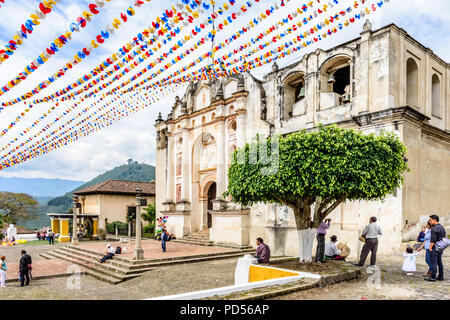 San Juan del Obispo, Guatemala - 24 juin 2018 : l'une des premières églises catholiques de Guatemala décorées pour Corpus Christi célébrations. Banque D'Images