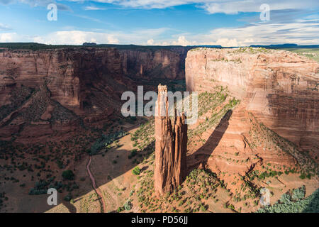 Vue de l'Araignée Rock Rock spire dans la lumière du soir spectaculaire canyon de Chelly en Monument National en Arizona. Banque D'Images