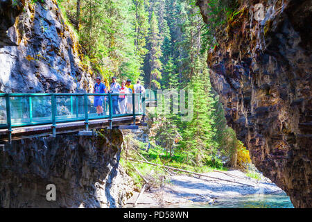 BANFF, CANADA - May 30, 2018 : Les visiteurs visites à Johnston Canyon du parc national de Banff, un sentier de randonnée populaire à travers la passerelle sur le limest Banque D'Images