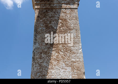 Le grec ancien inscriptions sur une colonne de la Stoa Nord Palestre (Wrestling Hall) complexe qui date du 3e siècle avant J.-C. au 4ème siècle AD. Banque D'Images