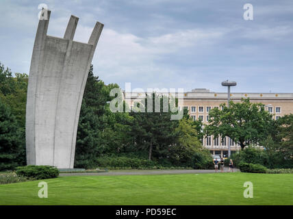 Berlin Schöneberg, Platz der Luftbrücke,, Hungerharke nochmal bei schlechtem Wetter besser machen Banque D'Images