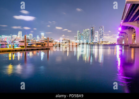 La ville de Miami et le MacArthur Causeway Banque D'Images