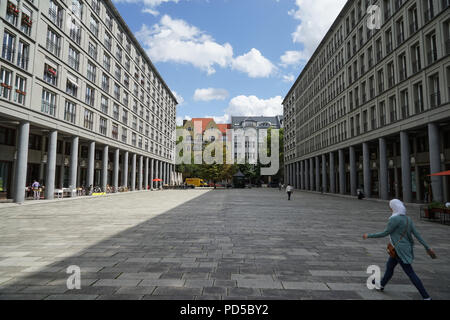 Place Walter-Benjamin, Colonnades Leibniz par Hans Kollhoff, 2001, Charlottenburg, Berlin, Allemagne Banque D'Images