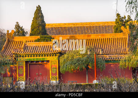 Bâtiments jaune antique Jardin Parc Jingshan au nord de nombreux pavillons, Beijing, Chine. Une partie de la Cité Interdite, plus tard un autre parc, construit en 1179. Banque D'Images