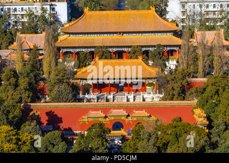 Parc Jingshan au nord à la Tour du Tambour de nombreux pavillons, Beijing, Chine. Une partie de la Cité Interdite, plus tard un autre parc, construit en 1179. Banque D'Images