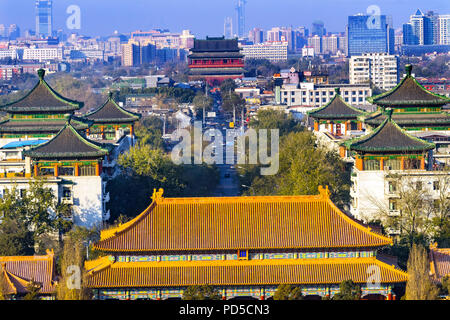 Parc Jingshan au nord à la Tour du Tambour de nombreux pavillons, Beijing, Chine. Une partie de la Cité Interdite, plus tard un autre parc, construit en 1179. Banque D'Images