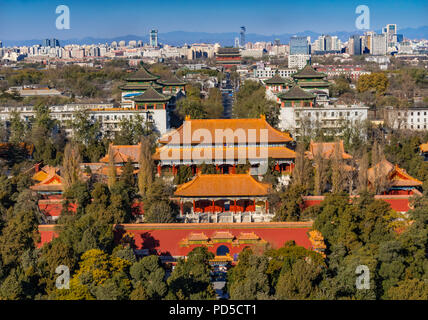 Parc Jingshan à la Tour du Tambour au nord de nombreux pavillons du Parc olympique de Beijing, Chine. Une partie de la Cité Interdite, plus tard un autre parc, construit en 1179 Banque D'Images