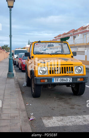 Années 1990 Ancienne Suzuki SJ410 Jaune Santana Soft Top SUV Mini côté passager avant droit de voir des années 1990 vintage yellow la conduite à gauche lhd Suzuki Sj 4 Banque D'Images