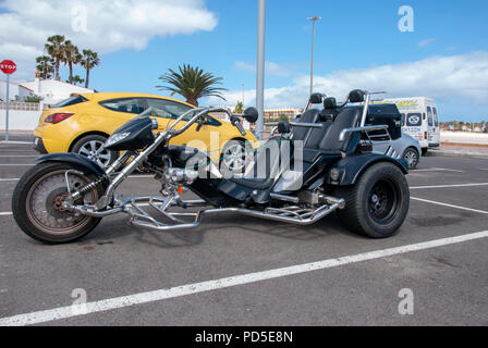 Boom Trikes Mustang noir Trois Famille Moto Roue avant gauche vue de chrome et noir en stationnement 3 roues moto trike mustang famille m Banque D'Images