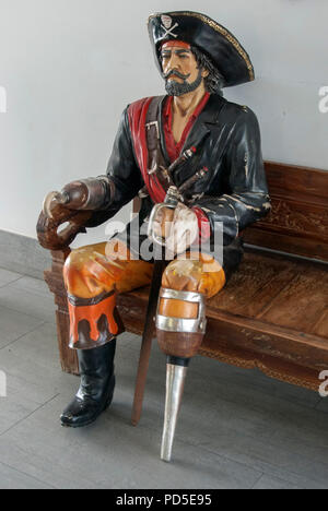 Taille de la vie figure de capitaine pirate avec Pilon et bras de crochet en fibre de lifesize figurine capitaine pirate modèle de marin avec tête de mort Banque D'Images