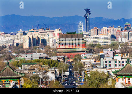 Parc Jingshan à la Tour du Tambour au nord de nombreux pavillons du Parc olympique de Beijing, Chine. Une partie de la Cité Interdite, plus tard un autre parc, construit en 1179 Banque D'Images