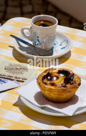 Pastel de nata gâteau et bica café sur une table de café, au Portugal Banque D'Images