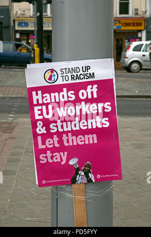 Une affiche avec le slogan "Hands off les travailleurs de l'Union européenne et les étudiants les laisser rester" à Bristol, Royaume-Uni le 20 février 2017 Banque D'Images