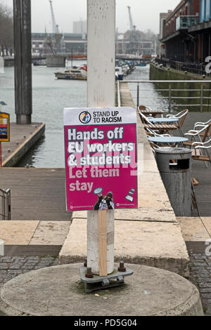 Une affiche avec le slogan "Hands off les travailleurs de l'Union européenne et les étudiants les laisser rester" à Bristol, Royaume-Uni le 20 février 2017 Banque D'Images