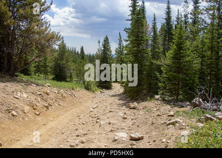 L'exploration de la colline dans la Jeep Yankee Banque D'Images