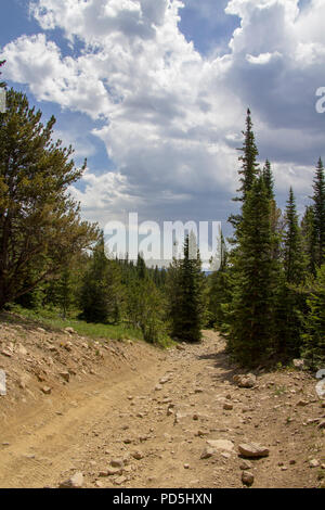 L'exploration de la colline dans la Jeep Yankee Banque D'Images