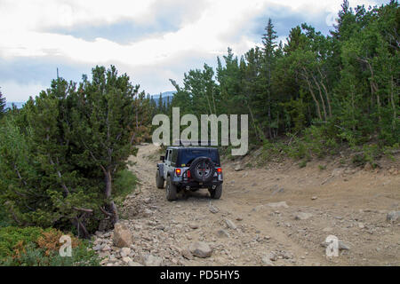 L'exploration de la colline dans la Jeep Yankee Banque D'Images