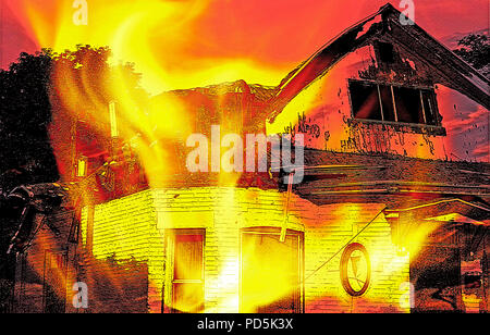 Une ancienne maison en brique peinte qui a été gravement endommagé par un incendie, avec des dommages évidents tels que les grands trous dans le toit noirci, montent à bord des portes et wi Banque D'Images