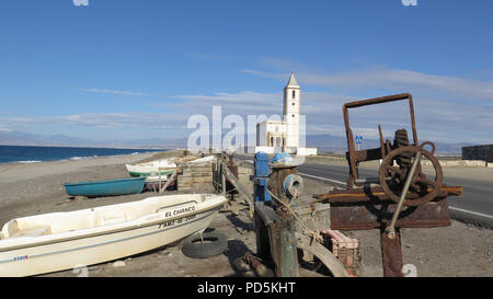 Almeria, Espagne - 11 Février 2018 : bateaux de pêche sur la plage à Cabo de Gata Banque D'Images