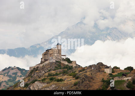 Château et l'église sur la colline au-dessus de la ville suisse de sion dans la vallée du Rhône Banque D'Images
