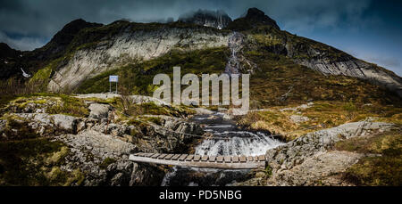 Munkebu randonnée pédestre sur un pont, îles Lofoten, Norvège. Banque D'Images