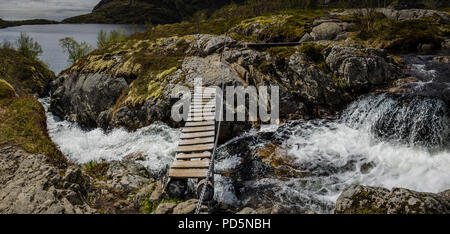 Munkebu randonnée pédestre sur un pont, îles Lofoten, Norvège. Banque D'Images