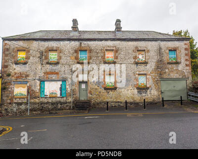 Illustrations sur un bâtiment abandonné, Carrickmacross, comté de Monaghan, Irlande Banque D'Images