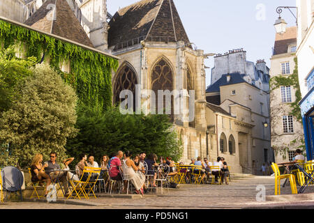 Cafe De Paris Scène de rue Marais - Les gens de parler dans un café sur la Rue des barres à l'ombre de l'église Saint Gervais à Paris, France, Europe. Banque D'Images