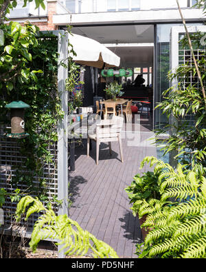 Jardin Terrasse avec mobilier en bois et d''une piscine extérieure Banque D'Images