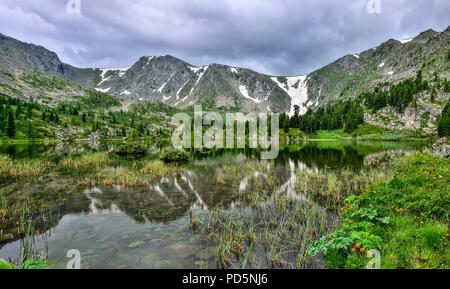 L'un des sept lacs, la montagne la plus propre Karakol situé dans la vallée au pied du col Bagatash, montagnes de l'Altaï, en Russie. Les forêts de conifères et de cl Banque D'Images