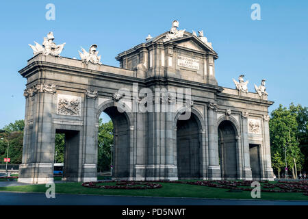 Madrid, Espagne - 4 août 2018 : Alcala Gate ou Puerta de Alcala est un monument situé sur la Plaza de la Independencia à Madrid, Espagne Banque D'Images