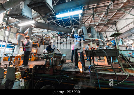 Minsk, Belarus - Février 01, 2018 : les travailleurs de l'usine de verre sur la production d'arrière-plan en verre avec de l'équipement de fabrication Banque D'Images