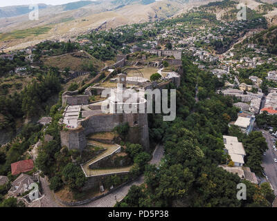 Est une ville de Gjirokastër, dans le sud du pays. Sa vieille ville est un site du patrimoine mondial de l', décrit comme un exemple rare de ville ottomane bien préservée. Banque D'Images