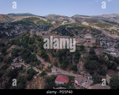 Est une ville de Gjirokastër, dans le sud du pays. Sa vieille ville est un site du patrimoine mondial de l', décrit comme un exemple rare de ville ottomane bien préservée. Banque D'Images