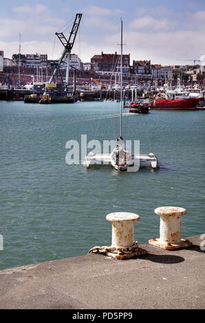 L'entrée du port de Ramsgate trimaran en face de Royal Yacht club Kent England Banque D'Images