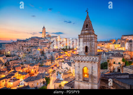 Matera, Italie. Cityscape image de ville médiévale de Matera, Italie au cours de beau lever de soleil. Banque D'Images