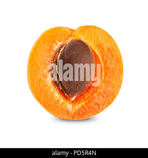 La moitié des abricots mûrs dénoyautés isolé sur fond blanc Banque D'Images