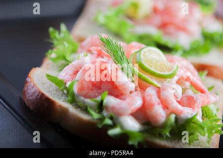 Sandwich avec crevettes, mayonnaise et verts Banque D'Images