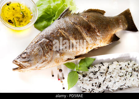 Baramundi grill de poissons et de riz sauvage sur fond blanc Banque D'Images