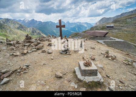 Timmelsjoch passage alpin près de Sölden Ötztal montagnes du Tyrol autrichien montrant la frontière avec l'Italie et le Sud Tyrol Banque D'Images