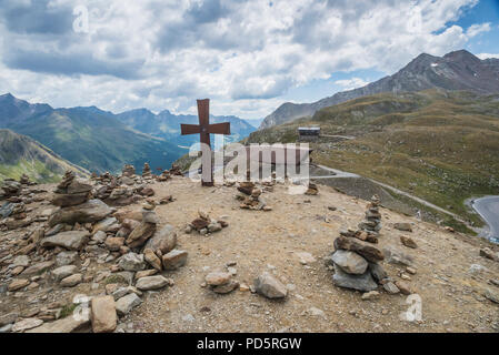 Timmelsjoch passage alpin près de Sölden Ötztal montagnes du Tyrol autrichien montrant la frontière avec l'Italie et le Sud Tyrol Banque D'Images