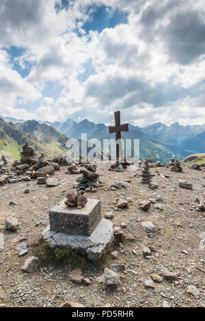 Timmelsjoch passage alpin près de Sölden Ötztal montagnes du Tyrol autrichien montrant la frontière avec l'Italie et le Sud Tyrol Banque D'Images