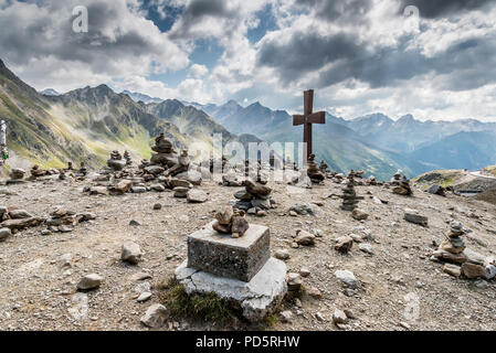 Timmelsjoch passage alpin près de Sölden Ötztal montagnes du Tyrol autrichien montrant la frontière avec l'Italie et le Sud Tyrol Banque D'Images