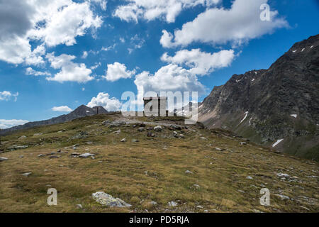 Timmelsjoch passage alpin près de Sölden Ötztal montagnes du Tyrol en Autriche avec l'ancienne police autrichienne hut Banque D'Images