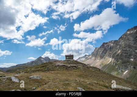 Timmelsjoch passage alpin près de Sölden Ötztal montagnes du Tyrol en Autriche avec l'ancienne police autrichienne hut Banque D'Images