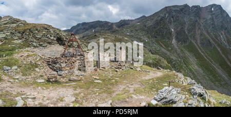 Timmelsjoch passage alpin près de Sölden Ötztal montagnes du Tyrol en Autriche avec les ruines abandonnées de ce qui reste de la garnison italienne Banque D'Images