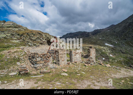 Timmelsjoch passage alpin près de Sölden Ötztal montagnes du Tyrol en Autriche avec les ruines abandonnées de ce qui reste de la garnison italienne Banque D'Images