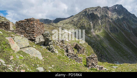 Timmelsjoch passage alpin près de Sölden Ötztal montagnes du Tyrol en Autriche avec les ruines abandonnées de ce qui reste de la garnison italienne Banque D'Images