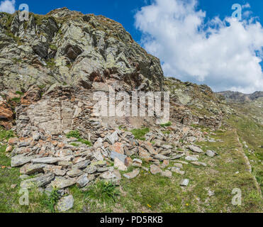 Timmelsjoch passage alpin près de Sölden Ötztal montagnes du Tyrol en Autriche avec les ruines abandonnées de ce qui reste de la garnison italienne Banque D'Images